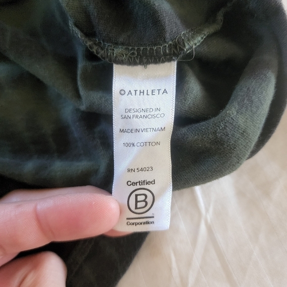 Athleta tie-dye tiger style, curved hem athletic oversized top size medium - Picture 6 of 6